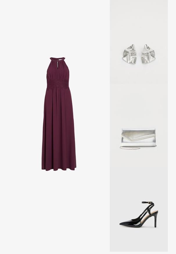 Mouwloze lange bordeauxrode jurk met halterneck, keyhole-cutout, geplooid lijfje en kanten bandje in de taille.; Zwarte lakleren hoge hak slingback schoenen met spitse neus, verstelbare enkelband en open zijkanten. Gladde textuur.; Glanzende zilveren clutch met envelopvormige klep en decoratieve rand, klein zilveren kettingriempje, op een effen lichte achtergrond.; Zilveren metalen oorbellen met een golvend, sculpturaal ontwerp, voorzien van een gepolijste afwerking en onregelmatige vormen, die een hedendaagse esthetiek benadrukken.