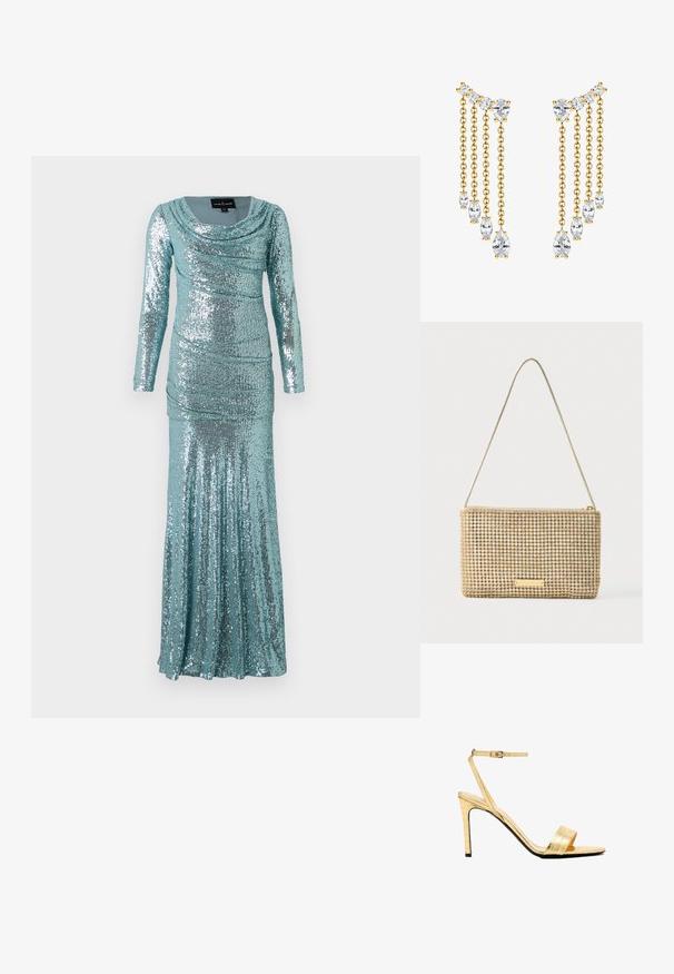 Langdonige teal jurk met een cowl halslijn, versierd met pailletten, ruches en een fitted silhouette dat uitloopt in een flared zoom.; Gouden, faux-krokodillenleren sandalen met hoge hakken, een enkelbandje, open teen, slanke stilettohak en een gladde, glanzende afwerking.; Gouden clutch met een rechthoekige vorm, bedekt met glanzende, zilveren strass-steentjes. Voorzien van een dunne metalen schouderriem en een ritssluiting.; Gouden oorbellen met cascaderende kettingen en heldergekleurde kristallen van verschillende groottes. Het ontwerp bevat peren- en ronde kristallen.