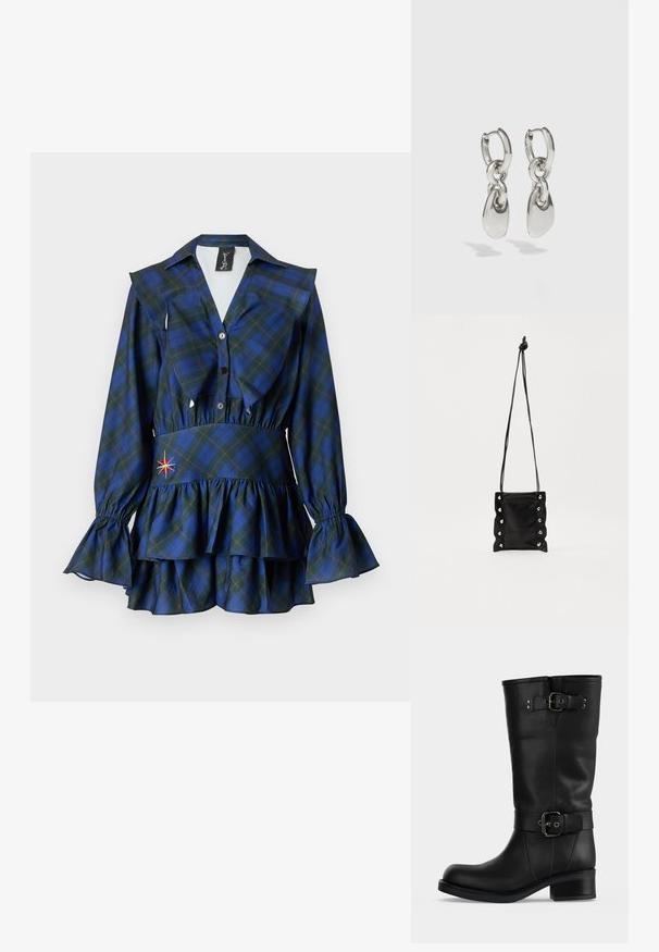 Sinead Gorey TARTAN RUFFLE MINI DRESS - Vestido informal - blue; Bota alta de cuero negro con dos correas ajustables con hebilla y tacón bajo en bloque sobre un fondo liso.; Bolso cruzado de cuero negro con un diseño texturizado y fruncido. Presenta ojales en tono plateado y una correa anudada para ajustar la longitud.; Pendientes de aro de plata con enlaces ovalados alargados, con un acabado pulido y un colgante con textura. Diseño sencillo con bordes suaves.