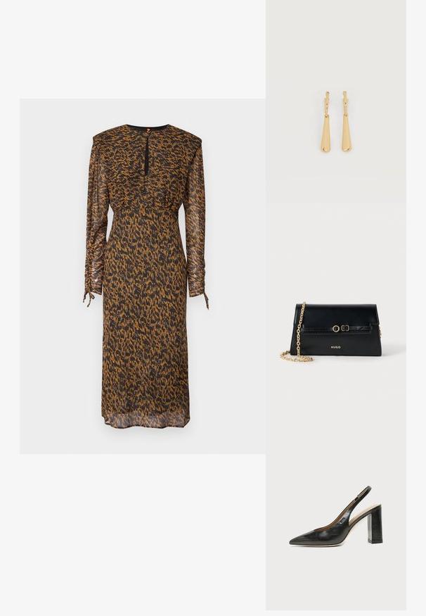 Robe noire et orange à motifs avec des manches longues, taille froncée et détails à nouer sur les manches ; tissu léger et transparent.; Chaussure slingback en cuir noir à bout pointu avec un talon bloc haut et une doublure intérieure beige sur un fond clair uni.; Sac à main en cuir noir avec une bandoulière en chaîne dorée, forme rectangulaire, détails embossés sur le rabat et logo doré à l'avant.; Boucles d'oreilles pendantes en ton or avec des pendentifs lisses en forme de goutte allongée suspendus à de petites attaches en forme d'anneau sur un fond blanc.
