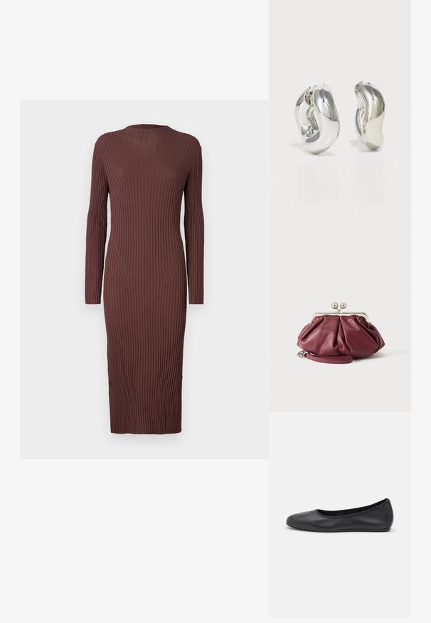 Robe longue côtelée de couleur marron foncé. Dotée d'un col haut et de manches longues avec une silhouette ajustée. La texture est tricotée.; Ballerines en cuir noir avec un bout rond, texture lisse, détails de couture minimalistes et design de semelle flexible.; Petite pochette en cuir bordeaux avec fermoir en métal argenté et bracelet pour poignet sur fond blanc.; Boucles d'oreilles sculpturales en argent avec des formes douces et courbes et des surfaces réfléchissantes. Présentent un design de boucle fermée et une forme organique distincte.