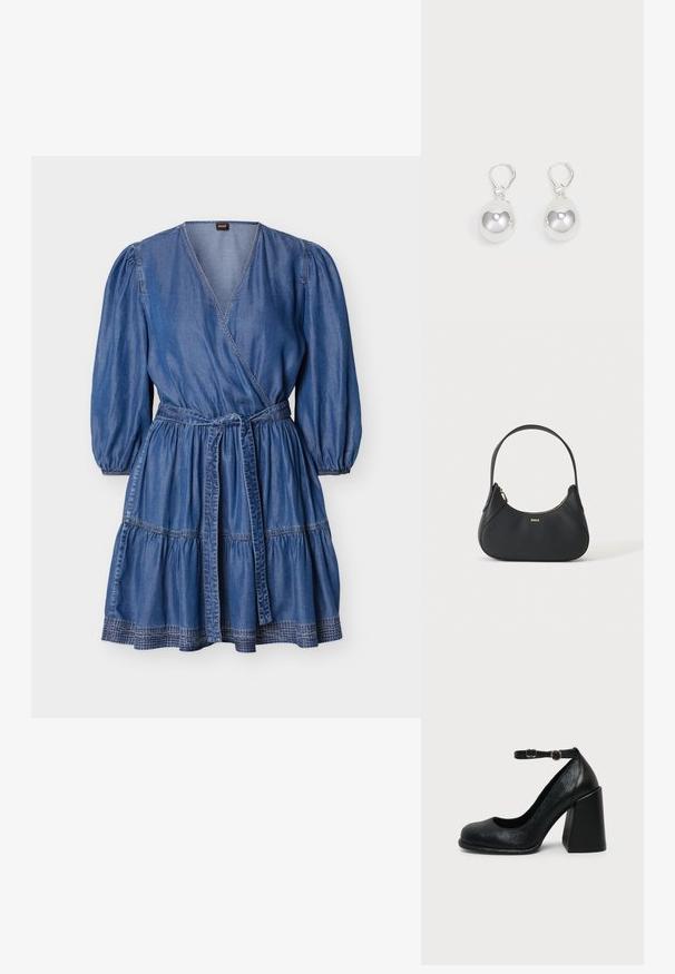 Robe portefeuille en denim bleu avec manches trois-quarts bouffantes, jupe à volants et ceinture à nouer assortie sur fond uni.; Chaussure à talon haut en cuir noir avec bout arrondi et bride de cheville réglable avec boucle dorée sur fond uni clair.; Sac à bandoulière en cuir noir avec une forme incurvée, fermeture éclair dorée et petit logo doré à l'avant, isolé sur fond clair.; Boucles d'oreilles en argent en forme de goutte avec des surfaces lisses, rondes et réfléchissantes, suspendues à des fermoirs à ressort. L'arrière-plan est blanc uni.