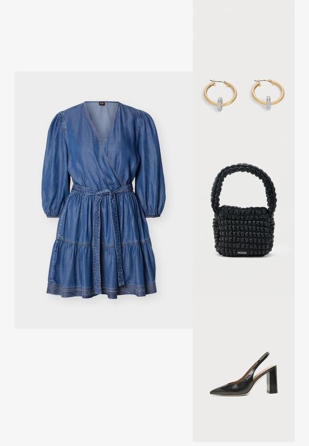 Robe portefeuille en denim bleu avec manches trois-quarts bouffantes, jupe à volants et ceinture à nouer assortie sur fond uni.; Chaussure slingback en cuir noir à bout pointu avec un talon bloc haut et une doublure intérieure beige sur un fond clair uni.; Petit sac à main noir matelassé avec une poignée courte rembourrée et une étiquette "HUGO" à l'avant, présenté sur un fond clair uni.; Paire de boucles d'oreilles créoles dorées avec un petit détail boucle ton argent sur chaque, exposées sur fond gris clair.