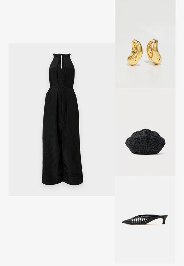Sort jumpsuit med halterneck, nøglehul foran og en tætsiddende talje. Lavet af et glat, let struktureret stof, med et bælte der kan ties.; Sort læder mule med spids snude, stropdetalje og lav kittenhælk på hvid baggrund.; Sort flet håndtaske formet som en muslingeskal med en buet top og flettet tekstur på en ensfarvet baggrund.; Guldringeøreringe med en glat, buet form og poleret overflade. Udstyret med en lukkeanordning og lette fordybninger for detaljer.