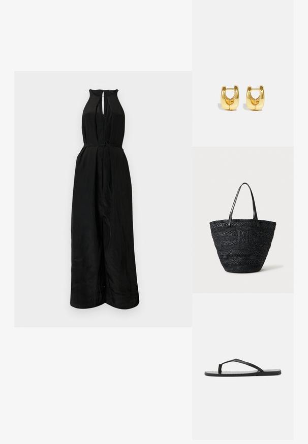 Čierny overall s halter krkom, predným otvorom a priliehajúcim pásom. Vyrobený z hladkej, mierne textúrovanej tkaniny, obsahuje opasok na viazanie.; Čierne šľapky s minimalistickým dizajnom, s tenkými popruhmi a plochou podrážkou. Materiál vyzerá ako plast s hladkou textúrou.; Čierna tkaná taška typu tote s dvoma tenkými koženými rúčkami a jemným pleteným logom vpredu, stojaca na svetlom pozadí.; Zlaté kruhové náušnice s elegantným, zaobleným dizajnom. Majú prázdne vnútro a lesklý povrch, ktorý dopĺňa moderné štýly.