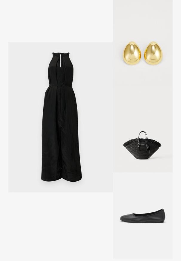 Sort jumpsuit med halterneck, nøglehul foran og en tætsiddende talje. Lavet af et glat, let struktureret stof, med et bælte der kan ties.; Sort læderballetsko med rund tå, glat tekstur, minimal syning og et fleksibelt såldesign.; Sort vævet tote-taske med bred blæserform, frynset øverste kant, to håndtag og en dekorativ sløjfe på det ene håndtag.; Guldfarvede studøreringe med en glat, poleret overflade og dråbeform, der reflekterer lys for en skinnende finish.