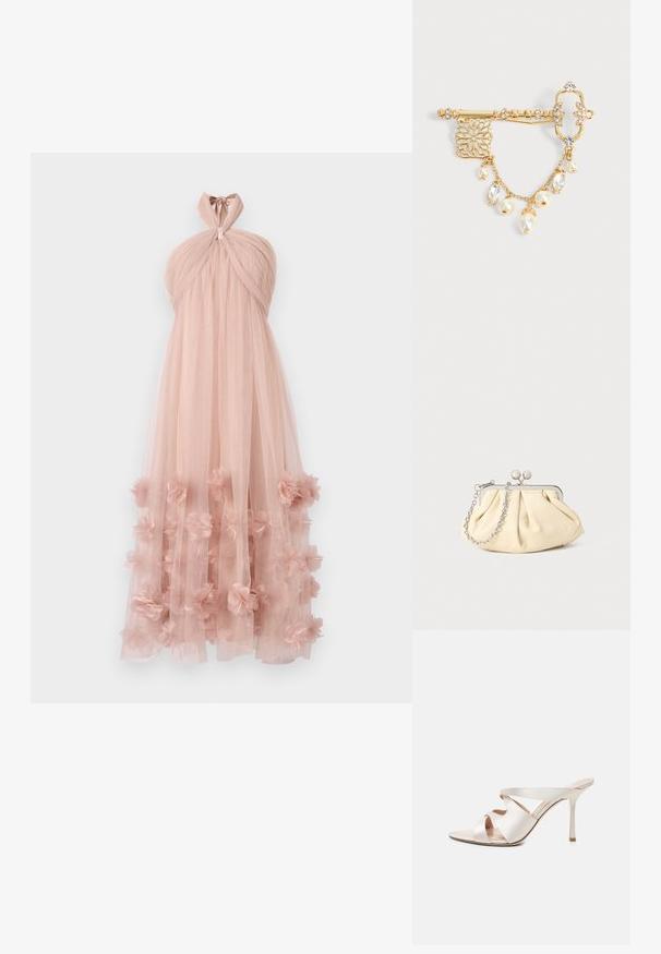Draped halter-neck jurk van zachte roze tule, met gelaagde bloemenapplicaties aan de zoom, wat zorgt voor een delicate, gestructureerde uitstraling.; Beige muil met hoge hak, puntige neus, slanke stilettohak en drie brede leren riemen over de voet.; Geplooide beige leren clutch met een zilveren metalen frame, voorzien van twee ronde decoratieve sluitingen en een zilveren kettingriem.; Gouden decoratieve broche in sleutelvorm met heldere kristallen, filigraan details en hangende gouden ketting met parels en kristallen bedels op een witte achtergrond.