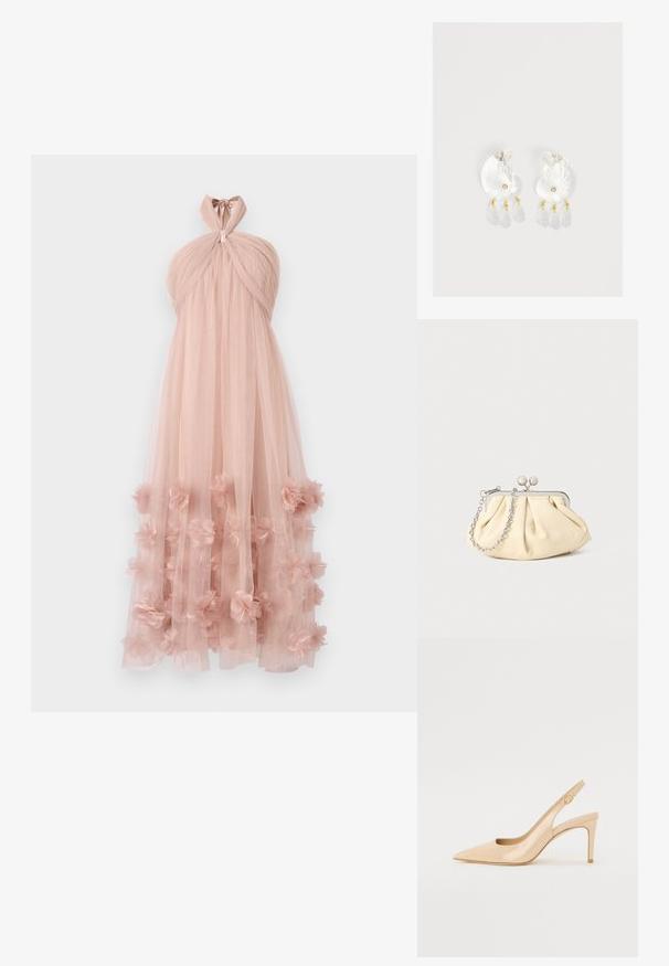 Drapierte Halterneck-Atmkleid aus zartem rosa Tüll, mit geschichteten floralen Applikationen am Saum, die einen zarten, strukturierten Look erzeugen.; Nude patentleder Slingback-Absatzschuh mit spitzer Zehenpartie, offenem Vorderblatt und dünnem Stiletto-Absatz. Verfügt über ein kreisförmiges goldfarbenes Akzent auf dem Riemen.; Faltige beigefarbene Ledertasche mit einem silbernen Metallrahmen, ausgestattet mit zwei runden dekorativen Verschlüssen und einem silbernen Kettenriemen.; Klare Harz-Ohrringe in Muschelform mit kleinen goldenen Akzenten und drei hängenden durchsichtigen tropfenförmigen Anhängern an jedem Ohrring.