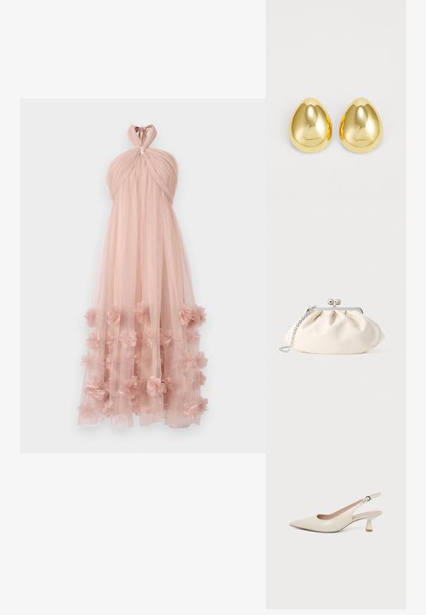 Drapierte Halterneck-Atmkleid aus zartem rosa Tüll, mit geschichteten floralen Applikationen am Saum, die einen zarten, strukturierten Look erzeugen.; Slingback-Schuh in Creme mit spitzer Schuhspitze, kleinem geschwungenem Kittenabsatz und verstellbarem Schnallenriemen.; Cremefarbene Stoff-Clutch mit gerafftem Design, silbernem Metallrahmen, zwei dekorativen Kugeln und einem silbernen Kettenriemen.; Goldfarbene Steckerohrringe mit einer glatten, polierten Oberfläche und einer tropfenförmigen Form, die das Licht reflektieren und für ein glänzendes Finish sorgen.