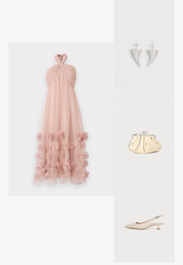 Drapierte Halterneck-Atmkleid aus zartem rosa Tüll, mit geschichteten floralen Applikationen am Saum, die einen zarten, strukturierten Look erzeugen.; Beiger Slingback-Schuh mit spitzer Spitze, niedrigem Kitten-Heel und verstellbarer seitlicher Schnalle auf weißem Hintergrund.; Faltige beigefarbene Ledertasche mit einem silbernen Metallrahmen, ausgestattet mit zwei runden dekorativen Verschlüssen und einem silbernen Kettenriemen.; Silberne, hornförmige Ohrringe, besetzt mit kleinen klaren Steinen, mit einem Steckverschluss zur Befestigung. Glatte Textur und metallisches Finish.