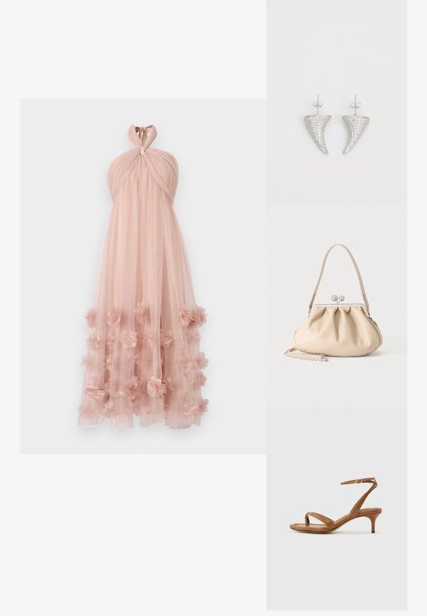 Drapierte Halterneck-Atmkleid aus zartem rosa Tüll, mit geschichteten floralen Applikationen am Saum, die einen zarten, strukturierten Look erzeugen.; Braune Leder-Riemchensandale mit niedrigem Kitten-Heel und einem Knöchelriemen mit kleiner Schnalle, seitlich auf neutralem Hintergrund dargestellt.; Beige weiche Lederhandtasche mit silbernem Metallrahmenverschluss, einem Schulterriemen und einem optionalen Kettenriemen auf weißem Hintergrund.; Silberne, hornförmige Ohrringe, besetzt mit kleinen klaren Steinen, mit einem Steckverschluss zur Befestigung. Glatte Textur und metallisches Finish.