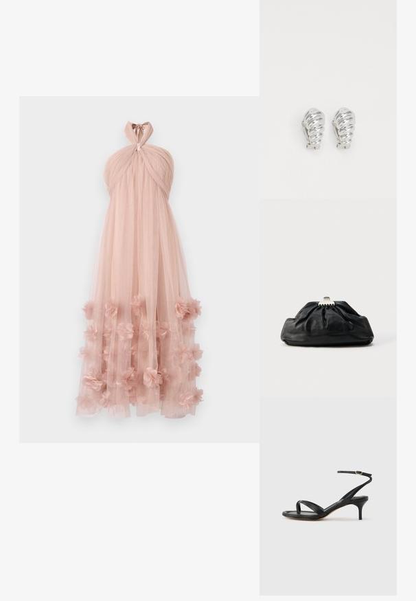 Drapierte Halterneck-Atmkleid aus zartem rosa Tüll, mit geschichteten floralen Applikationen am Saum, die einen zarten, strukturierten Look erzeugen.; Schwarze Ledersandale für Damen mit dünnen Riemchen, einer Zehenlasche, einer Knöchelschnalle und einem mittelhohen Stöckelabsatz vor neutralem Hintergrund.; Schwarze Leder-Clutch mit geraffter Textur, Metallverschluss und dezentem, auf der Vorderseite geprägtem Logo. Abgerundete Form.; Silberne Clip-On-Ohringe mit spiralförmigem Design, das eine glatte metallische Textur und abgerundete Formen aufweist. Keine sichtbaren Verzierungen oder Muster.