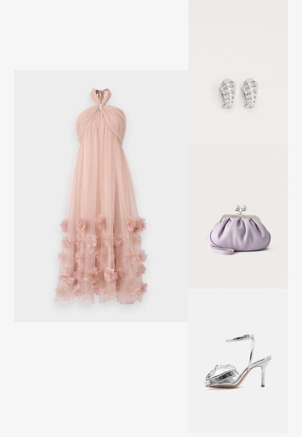 Drapierte Halterneck-Atmkleid aus zartem rosa Tüll, mit geschichteten floralen Applikationen am Saum, die einen zarten, strukturierten Look erzeugen.; Loeffler Randall MARLENA - High Heel Sandalette - silver; Weiche Lavendel-Clutch mit gerafftem Stoff, silbernem Kiss-Lock-Verschluss und passendem Handgelenksriemen auf hellem einfarbigem Hintergrund.; Silberne Clip-On-Ohringe mit spiralförmigem Design, das eine glatte metallische Textur und abgerundete Formen aufweist. Keine sichtbaren Verzierungen oder Muster.