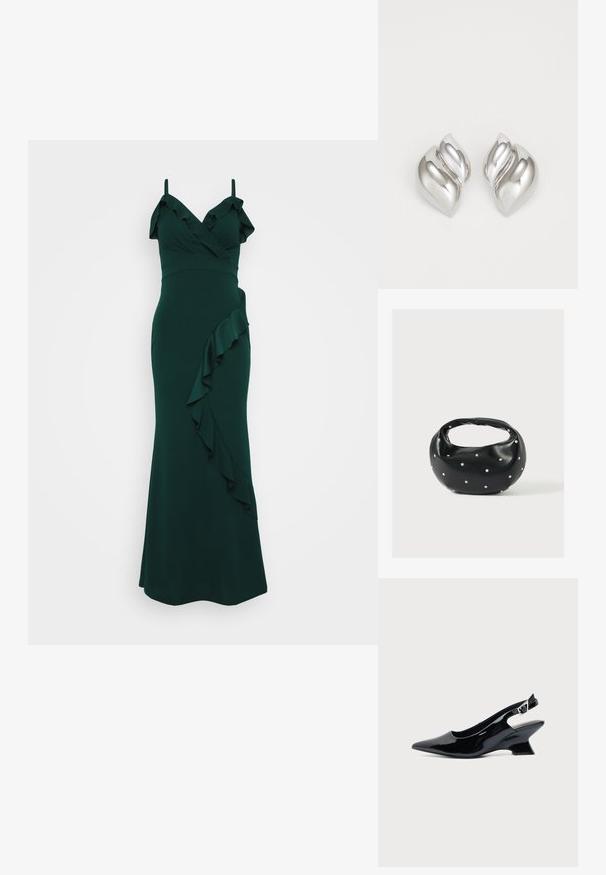 Ebenholzgrünes Kleid mit Trägern, gerafftem Ausschnitt und einer kaskadierenden Rüsche an der Seite. Aus glattem Stoff, figurbetontes Design.; Schwarzer Slingback-Schuh aus Lackleder mit spitzer Spitze und niedrigem, schrägem Blockabsatz auf einfachem hellem Hintergrund.; Schwarze Lederhandtasche mit abgerundeter Form, verziert mit silbernen Nietenakzenten und kurzem Griff. Glatte Struktur und Reißverschlussverschluss.; Silberne Ohrringe mit einer organischen, abstrakten Form. Glatte, glänzende Oberfläche mit einem konischen Design. Mit dezenten Kurven und einem zentralen Linienelement.