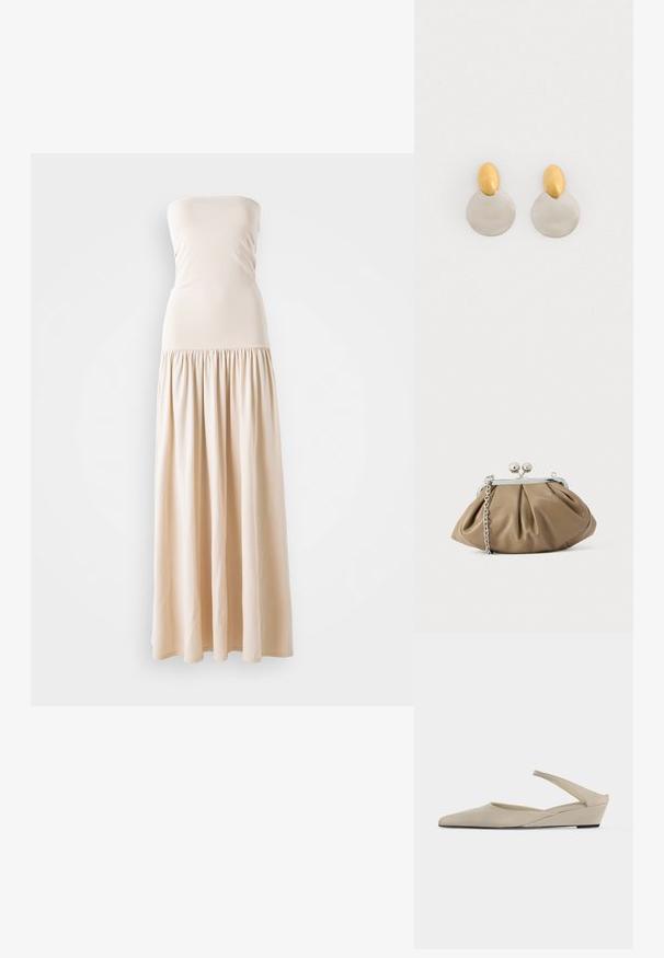 Beige strapless maxikleed met een aansluitend lijfje en een vloeiende, geplooide rok, gemaakt van zacht stof, met een gladde textuur over het hele oppervlak.; Beige lage sleehak slingback schoen met puntige neus en gladde matte afwerking, getoond in zijaanzicht op een witte achtergrond.; Leren clutch in zacht beige met een afgeronde vorm, geplooide textuur, zilveren kiss-lock sluiting en een afneembare kettingriem.; Gouden en zilveren metalen oorbellen met een ronde schijfbasis en een ovale bovenstuk, gladde textuur en gepolijste afwerking.