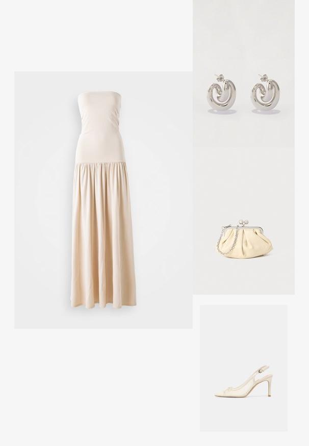 Beige strapless maxikleed met een aansluitend lijfje en een vloeiende, geplooide rok, gemaakt van zacht stof, met een gladde textuur over het hele oppervlak.; Roomkleurige high-heeled slingback schoen met puntige neus, kleine strikdetail en verstelbare gesp aan de enkel op een effen achtergrond.; Geplooide beige leren clutch met een zilveren metalen frame, voorzien van twee ronde decoratieve sluitingen en een zilveren kettingriem.; Zilveren metalen oorbellen met een gedraaide ontwerp, met gladde oppervlakken en een gepolijste afwerking, beveiligd met een vlindersluiting.