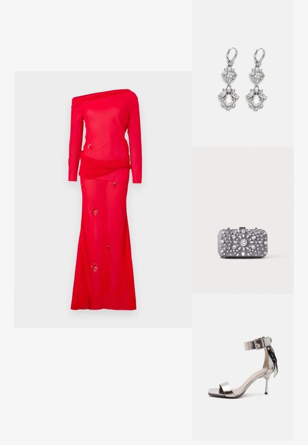 Rode jurk met lange mouwen en een off-the-shoulder ontwerp, gedrapeerde lijfje en versierde bloemenpatronen op de rok. Soepele stoftextuur.; Metallic zilveren hoge hak sandaal met open teen, enkelriem en gesp, voorzien van een decoratieve strik aan de achterkant.; Kleine rechthoekige donkergrijze clutch versierd met heldere strass-steentjes in een uitstralend patroon en een zilveren kettingband.; Zilverkleurige oorbellen met meerdere heldere kristalgesteenten in druppel- en marquisevormen, met sluitingen met een leversysteem en ingewikkelde details.