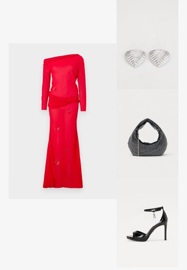 Rode jurk met lange mouwen en een off-the-shoulder ontwerp, gedrapeerde lijfje en versierde bloemenpatronen op de rok. Soepele stoftextuur.; Zwarte lakleren hoge hakken sandalen met een open teen, enkelbandje en een zilveren charmeaccent. Beschikt over een slank, modern ontwerp.; Zwarte mesh handtas versierd met zilveren studs, met een gebogen handvat en een kettingschouderriem. Zachte textuur met een ronde vorm.; Zilverkleurige oorknoppen met een golvend, getextureerd ontwerp, gevormd als overlappende maanschijven; de gepolijste afwerking versterkt de reflecterende kwaliteiten.