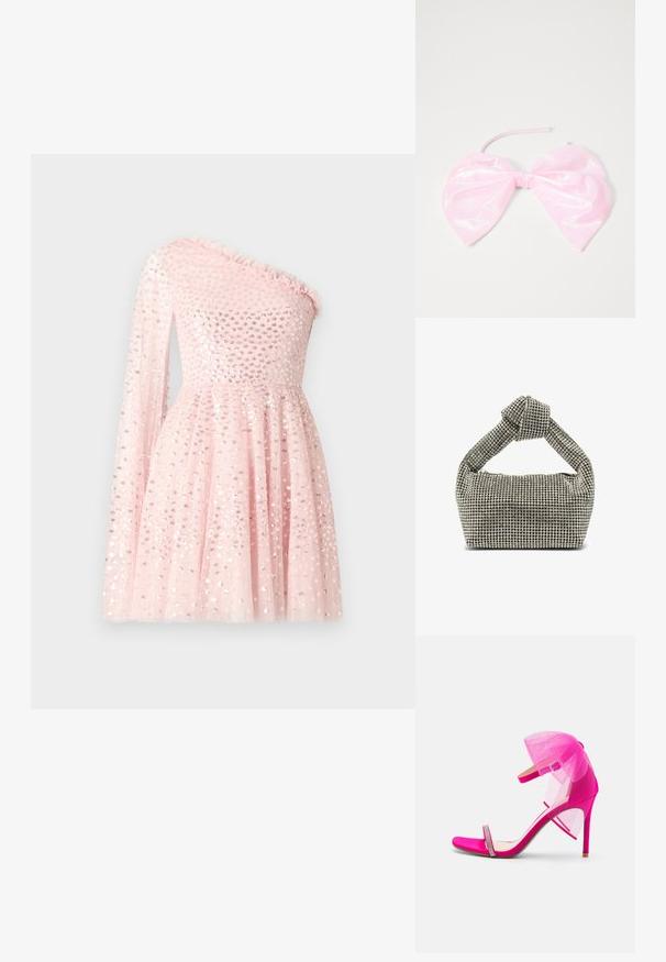Robe rose à une épaule avec une longue manche transparente, décorée de paillettes, avec un col froncé et une jupe évasée.; Sandale à talons hauts rose vif avec un accent en tulle en mesh, bout ouvert, fine bride de cheville et détails en strass embellis à l'avant.; Sac à main argenté orné d'une poignée supérieure nouée, de forme rectangulaire, recouvert de petits strass ronds, texture lisse.; Accessoire capillaire rose et brillant en forme de grand nœud, avec une texture lisse et une fine sangle pour le maintenir en place.