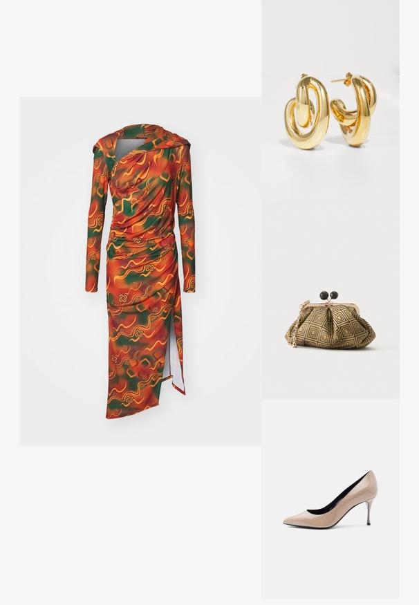 Langærmet kjole i et vibrerende orange, grønt og gult abstrakt mønster. Stoffet er glat med draperede detaljer og en sideslids.; Beige laklæder peep-toe højhælet sko med smal stilet-hæl og sort inderfor på hvid baggrund.; Lille clutch taske med gyldent og sort geometrisk mønster, guldfarvet metalramme, sort kuglelås og en kort guldkæde som rem.; Charlotte Chesnais BO INITIAL BLOW - Øreringe - gold-coloured