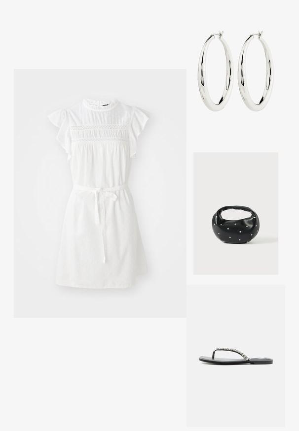 Vestido blanco con mangas cortas con volantes, bodice fruncido y cinturilla con lazo. Presenta un sutil patrón de puntos texturizados y un escote alto.; Sandalia de dedo plana negra con tira fina adornada con pedrería transparente, mostrada sobre un fondo liso gris claro.; Bolso de mano de cuero negro con forma redondeada, decorado con detalles de tachuelas plateadas y un asa corta. Textura lisa y cierre con cremallera.; Pendientes de aro de plata con una superficie lisa y reflectante. Forma redonda y grande con un cierre seguro en la parte superior. El acabado pulido resalta el brillo.