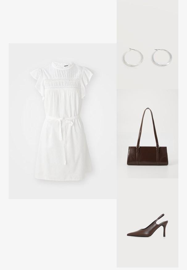Vestido blanco con mangas cortas con volantes, bodice fruncido y cinturilla con lazo. Presenta un sutil patrón de puntos texturizados y un escote alto.; Zapato marrón de cuero con punta puntiaguda y talón alto tipo slingback con tacón de aguja delgado sobre fondo claro liso.; Bolso de mano de piel sintética marrón con forma rectangular, dos asas largas y sutiles acentos curvados en la parte delantera.; Pendientes de aro de metal plateado con superficie lisa y ligeramente curvada y cierre de tipo mosquetón sobre un fondo blanco liso.