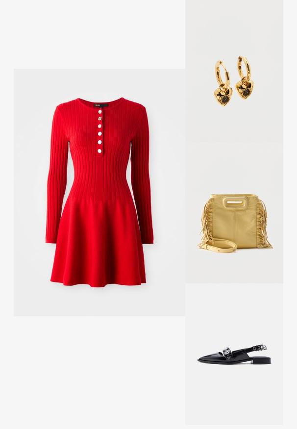 Robe en tricot côtelé rouge avec manches longues, corsage ajusté et jupe évasée. Présente un col rond et cinq boutons blancs à l'avant.; Ballerine pointue en cuir verni noir avec double boucle argentée et talon slingback sur fond blanc.; Sac à main en cuir jaune avec détails à franges sur les côtés, poignée découpée rectangulaire et bandoulière amovible placée à l'avant.; Boucles d'oreilles créoles en or avec pendentifs en forme de cœur. Chaque cœur présente une surface texturée et une pierre précieuse noire centrale sertie de griffes.