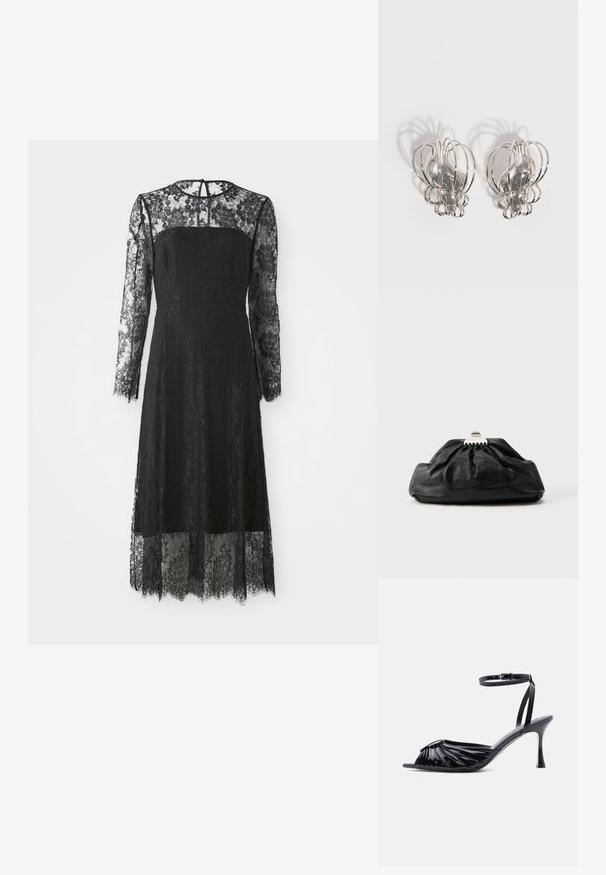 Schwarzes Spitzenkleid mit langen Ärmeln, tailliertem Oberteil und gefüttertem Blumenmuster. Mittellang mit gewelltem Saum und einem Schlüssellochausschnitt auf der Rückseite.; Schwarze Sandalette aus Lackleder mit hohen Absätzen, offenem Zehenbereich, gerafftem Frontdesign und verstellbarem Knöchelriemen mit Schnalle.; Schwarze Leder-Clutch mit geraffter Textur, Metallverschluss und dezentem, auf der Vorderseite geprägtem Logo. Abgerundete Form.; Paar silberne Metallohrstecker mit offenem Drahtkäfig-Design und glatten zentralen ovalen Formen, die geschwungene Schatten auf einem weißen Hintergrund werfen.