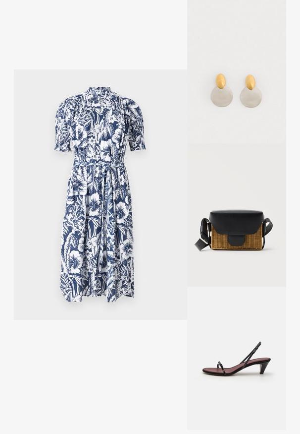 Blumenkleid in Marineblau mit weißen Hibiskus- und Blattmustern. Verfügt über einen hohen Kragen, Puffärmel und einen gebundenen Taillengürtel für eine verstellbare Passform.; Schwarze High Heels Sandale mit dünnen Riemen und einer kleinen dekorativen Schnalle. Die Innensohle hat eine kontrastierende burgunderrote Farbe und einen schlanken, konischen Absatz.; Rechteckige Korb-Umhängetasche mit schwarzer Lederklappe und verstellbarem Riemen, dargestellt vor einem einfarbigen hellen Hintergrund.; Ohrringe aus Gold und Silber mit einer runden Diskusbasis und einem ovalen Oberteil, glatte Textur und polierte Oberfläche.