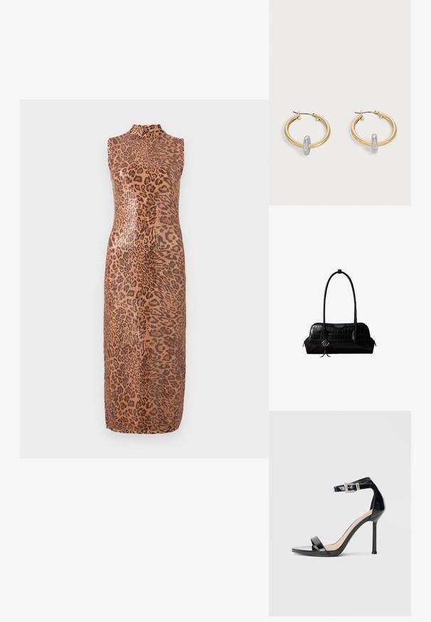 Ærmeløs midikjole i et skinnende leopardmønster. Har en høj hals og en tætsiddende silhuet. Materialet ser glat og tekstureret ud.; Sort højhælet sandal i laklæder med ankelrem. Har minimalistisk design, åben tå og spænde med rhinsten-detaljer.; Sort skuldertaske i krokodillelæder med lange stropper og lille sølvlogo-charm på den ene strop.; Par guldtonede hoop øreringe med lille sølvfarvet loop-detalje på hver, vist mod lysegrå baggrund.