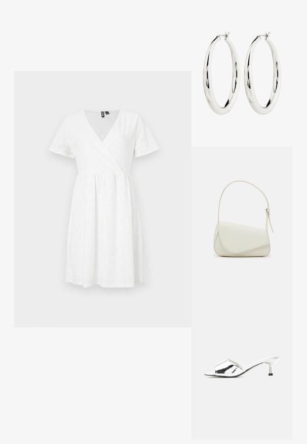 Vestido blanco de manga corta con diseño envolvente, detalles de ojales, escote en V y una falda acampanada que llega por encima de la rodilla.; Sandalia abierta plateada tipo slide con tacón bajo de gato y acabado metálico brillante sobre fondo neutro.; Bolso de mano de imitación cuero blanco con una forma triangular estructurada, correa ajustable única y cierre con solapa acentuada en curva.; Pendientes de aro de plata con una superficie lisa y reflectante. Forma redonda y grande con un cierre seguro en la parte superior. El acabado pulido resalta el brillo.