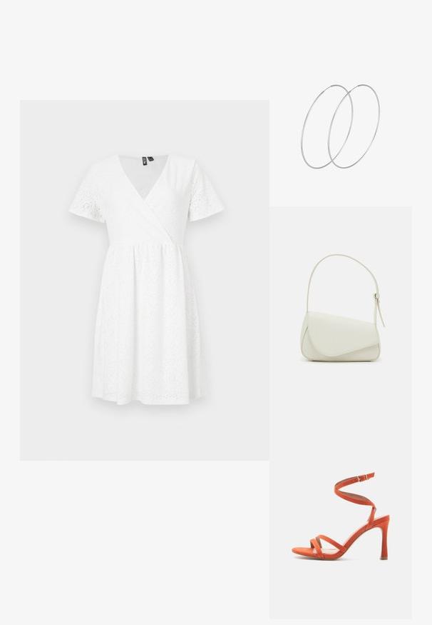 Vestido blanco de manga corta con diseño envolvente, detalles de ojales, escote en V y una falda acampanada que llega por encima de la rodilla.; Sandalia de tacón alto en ante naranja con dos tiras delanteras, una correa al tobillo con hebilla y tacón cónico. Forro interior liso.; Bolso de mano de imitación cuero blanco con una forma triangular estructurada, correa ajustable única y cierre con solapa acentuada en curva.; Pendientes de aro plateados con un diseño minimalista. Forma circular, textura suave y perfil delgado. Livianos con un acabado pulido.