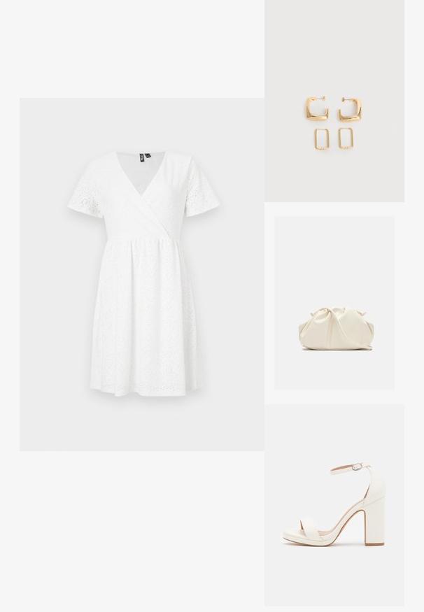 Witte jurk met korte mouwen en een wikkelontwerp, met oogjesdetails, een V-hals en een uitlopende rok die boven de knie valt.; Witte hoge hak sandaal met enkelbandje, minimalistisch ontwerp, open teen, blokhak en gladde lederen textuur.; Zachte, crèmekleurige leren clutch met geplooid, gerimpeld ontwerp en een dunne schouderriem die vooraan op een effen achtergrond ligt.; Twee paar gouden geometrische creolen op een effen witte ondergrond, een paar vierkant en massief, een paar rechthoekig en hol.