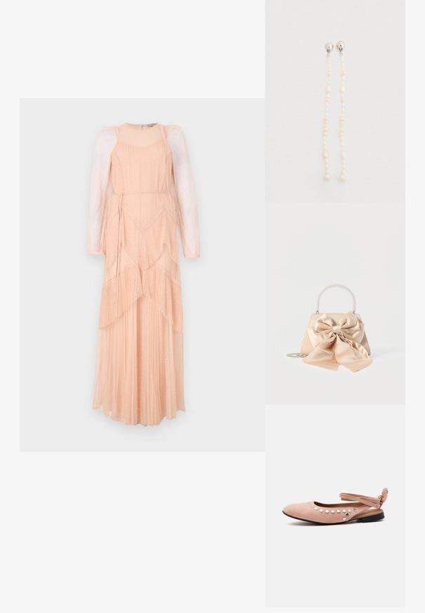 Robe longue et superposée en tissu doux pêche, dotée de manches bouffantes transparentes, d'une texture plissée et d'un motif à pois subtil. Elle comporte un lien à la taille pour un ajustement parfait.; Chaussure plate rose clair avec bride de cheville nouée en nœud, décorée de deux rangées de clous ronds argentés le long du côté et du bord avant.; Sac à main en satin beige avec un grand nœud décoratif assorti, une poignée ornée de perles et une bandoulière en chaîne argentée sur fond blanc.; Boucles d'oreilles pendant en perles avec des brins allongés ornés de perles blanches de formes variées et d'accents argentés en haut.
