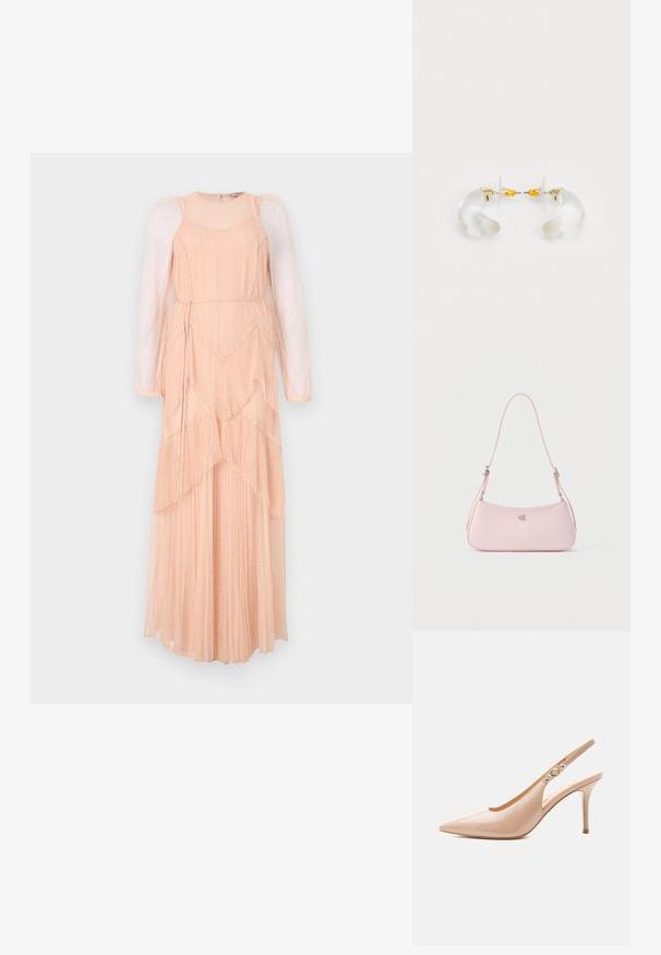 Vestido largo y con capas en suave tela color durazno, con mangas abullonadas transparentes, textura plisada y un patrón de puntos sutil. Cuenta con un lazo en la cintura para un mejor ajuste.; Zapato slingback de tacón alto de piel patentada beige con punta puntiaguda y pequeño detalle de hebilla dorada en la correa.; Pequeño bolso de hombro rosa pastel con correa delgada y logo plateado "CK" centrado sobre fondo liso.; Pendientes de aro de acrílico transparente con acentos dorados, que presentan un diseño curvado y un cierre transparente. Textura suave, estilo minimalista.