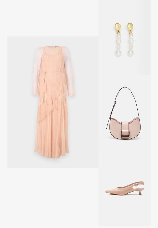 Vestido largo y con capas en suave tela color durazno, con mangas abullonadas transparentes, textura plisada y un patrón de puntos sutil. Cuenta con un lazo en la cintura para un mejor ajuste.; Zapato slingback de charol beige con punta, tacón kitten bajo y tira elástica con branding sutil.; Pequeño bolso de piel rosa curvado con un acabado brillante, que presenta una correa de acento negra y un gran cierre de broche negro. Diseño cruzado.; Pendientes en tono dorado que presentan un racimo de perlas blancas irregulares, con un botón liso y redondeado en la parte superior y de diferentes tamaños de perlas.
