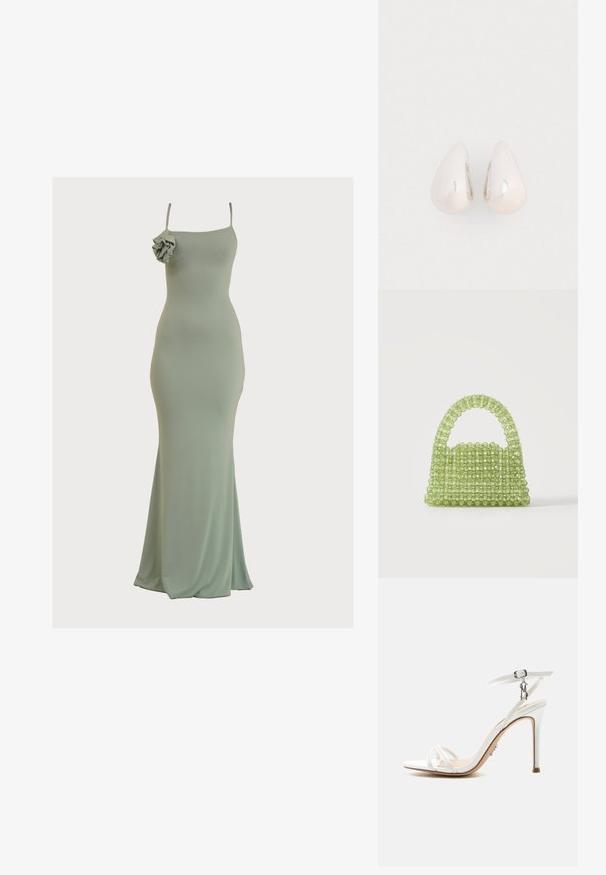 Mintgroene, getailleerde maxi-jurk met een rechte halslijn en dunne bandjes. Heeft een ruchesaccent op de linkerschouder. Zachte, gladde stof.; Witte hoge hak sandaal met dunne bandjes, enkelgesp en metalen sierdetail op een neutrale achtergrond.; Kleine groene handtas gemaakt van doorschijnende ronde kralen met een kralenhandvat op een effen witte achtergrond.; Zilveren metalen druppeloorbellen met een gladde, reflecterende oppervlakte en een druppelvorm, voorzien van een naadloos ontwerp en zonder zichtbare versieringen.