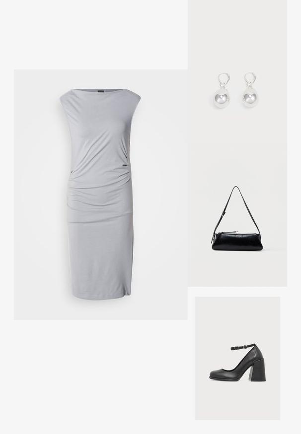 Vestido midi gris de punto con escote relajado, lados drapeados y silueta ajustada. Textura suave con un acabado liso y aberturas laterales.; Zapato de tacón alto negro de cuero con punta cerrada, tacón grueso de bloque y una correa ajustable en el tobillo con dos pequeñas hebillas.; Bolso de cuero negro para llevar al hombro con correa ajustable delgada, cierre de cremallera y pequeño logo metálico "GUESS" en el centro delantero.; Pendientes de plata en forma de gota con superficies redondas y reflectantes colgando de cierres de palanca. El fondo es blanco liso.