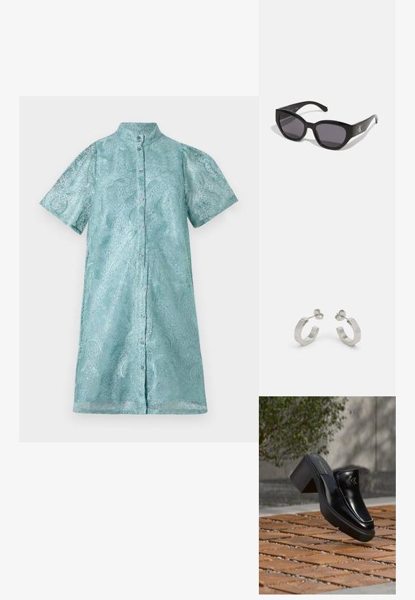 Kurzarm-Hemdblusenkleid aus schimmerndem hellblauen Stoff mit strukturiertem Muster, ausgestattet mit einem Stehkragen und einer Knopfleiste vorne.; Schwarze Leder-Slip-on-Mule von Calvin Klein mit Blockabsatz, die auf Holzfliesen im Freien nahe einer grünen Pflanze und einer grauen Wand ruht.; Schwarze Sonnenbrille mit einem schlanken, kantigen Design, dunklen Gläsern und einem kontrastierenden silbernen Logo an der Seite. Glatte Kunststoffoberfläche.; Silberne Metall-Hoops mit strukturiertem Design, ausgestattet mit einem kleinen Steckverschluss und Branding an einem Hoop. Abgerundete Form mit glänzender Oberfläche.