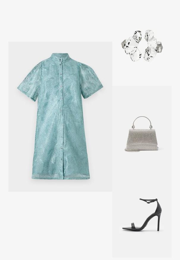 Kurzarm-Hemdblusenkleid aus schimmerndem hellblauen Stoff mit strukturiertem Muster, ausgestattet mit einem Stehkragen und einer Knopfleiste vorne.; Schwarze High Heels Sandalen mit offener Zehe, dünnen Riemen und Knöchelverschluss. Glatte Ledertextur mit spitzem Zehendesign.; ALDO FELISIA - Handtasche - silver-coloured; Cluster von sechs unregelmäßig geformten, transluzenten und reflektierenden glasähnlichen Stücken, angeordnet auf weißem Hintergrund.