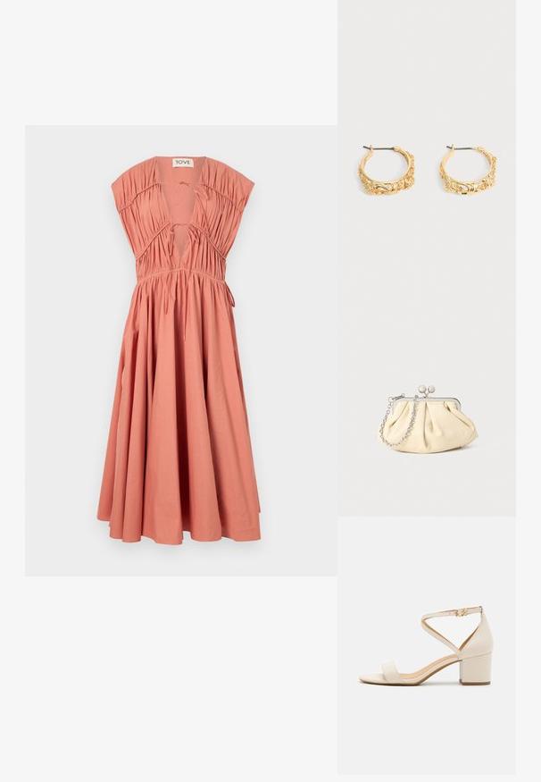 Robe de couleur pêche avec des manches courtes et structurées, un corsage plissé, un décolleté en V profond, un détail à nouer et une jupe fluide. Matériau en coton.; Sandales à talon bloc beiges présentant un design minimaliste, bout ouvert et une sangle de cheville ajustable avec une boucle dorée. Texture lisse.; Pochette en cuir beige plissé avec un cadre en métal argenté, dotée de deux fermoirs ronds décoratifs et d'une chaîne en argent.; Paire de boucles d’oreilles créoles couleur or avec embossage floral et feuillage orné sur un fond neutre.