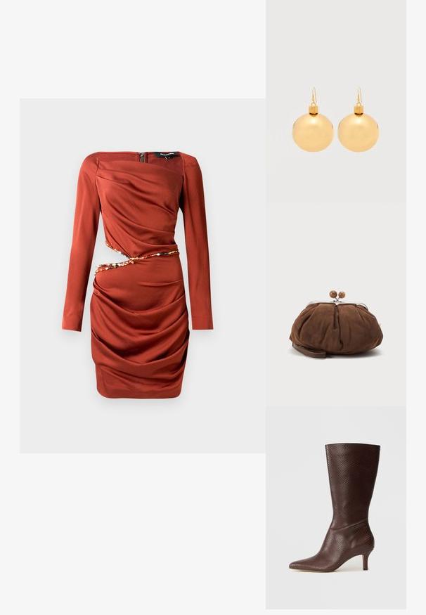 Rotes, langärmliges Kleid mit strukturierter Oberfläche. Verfügt über ein drapiertes Stoffdesign, einen seitlichen Reißverschluss und eine dekorative, mit Perlen verzierte Akzentuierung an der Taille.; Braune Kunstleder-Ankle-Boots mit spitzem Zeh, strukturiertem Schlangenprint und einem 5 cm hohen Absatz, die ein schlankes, elegantes Design aufweisen.; Weiche braune Wildleder-Handgelenktasche mit silbernem Metallrahmen und runden braunen Verschlusskugeln auf schlichtem hellem Hintergrund.; Paar glänzende goldene Weihnachtskugel-Ohrringe mit Hakenverschlüssen auf einfachem weißem Hintergrund.
