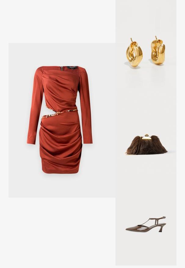 Rotes, langärmliges Kleid mit strukturierter Oberfläche. Verfügt über ein drapiertes Stoffdesign, einen seitlichen Reißverschluss und eine dekorative, mit Perlen verzierte Akzentuierung an der Taille.; Brauner Lackleder-Spitzzehen-Slingback-Schuh mit niedrigem Kitten-Heel, dünnem T-Riemen und Knöchelriemenverschluss.; Braune Clutch aus Kunstfell mit goldfarbenem Verschluss und Kettenriemen. Weiche Textur, dreieckige Form und leicht flauschiges Aussehen.; Fette goldene Creolen mit einem leicht verdrehten, röhrenförmigen Design und Steckverschlüssen auf einem weißen Hintergrund.