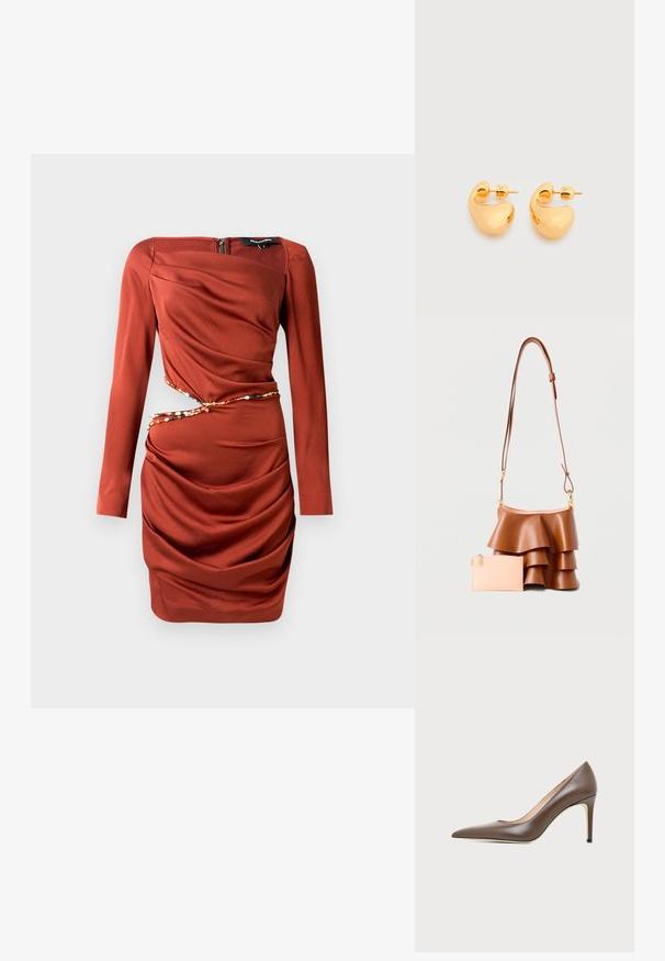 Rotes, langärmliges Kleid mit strukturierter Oberfläche. Verfügt über ein drapiertes Stoffdesign, einen seitlichen Reißverschluss und eine dekorative, mit Perlen verzierte Akzentuierung an der Taille.; Brauner Leder-Pumps mit spitzer Spitze, schlankem Stiletto-Absatz und glatter Oberfläche auf hellem Hintergrund.; Braune Lederhandtasche mit stufigem Rüschendesign und verstellbarem Riemen, begleitet von einem kleinen, hellrosa Reißverschlussbeutel.; Paar kleine, klobige Ohrstecker in Goldton mit glatten, geschwungenen, abstrakten Formen vor hellem Hintergrund.