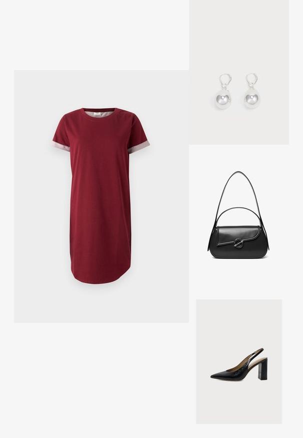 Burgunder T-Shirt-Kleid aus Baumwolle mit kurzen Ärmeln und grauen gemusterten Akzenten an den Manschetten. Verfügt über einen runden Ausschnitt und einen geraden Schnitt.; Schwarzer Damenslingback-Schuh aus Leder mit spitzer Spitze und hohem Blockabsatz auf hellem Hintergrund.; Schwarze Lederschultertasche mit einer geschwungenen Klappe, die durch einen runden Metallverschluss gesichert ist, und einem schlanken, verstellbaren Riemen.; Silberne Tropfenohrringe mit glatten, runden, reflektierenden Oberflächen, die an Hakenverschlüssen hängen. Der Hintergrund ist reinweiß.