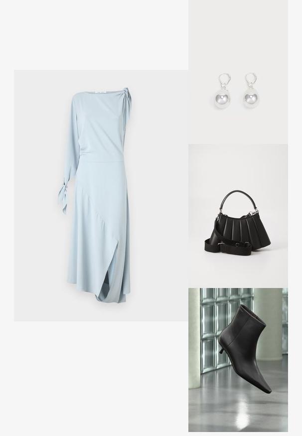 Robe bleu clair, une manche longue avec un accent noué, ourlet asymétrique, texture douce et design de drapé lisse.; Bottine en cuir noir avec bout pointu et petit talon, présentée devant un mur en blocs de verre et un sol poli.; Sac à main plissé noir avec une poignée arrondie, une bandoulière réglable et une texture brillante. Présente des accessoires en argent et une silhouette structurée.; Boucles d'oreilles en argent en forme de goutte avec des surfaces lisses, rondes et réfléchissantes, suspendues à des fermoirs à ressort. L'arrière-plan est blanc uni.