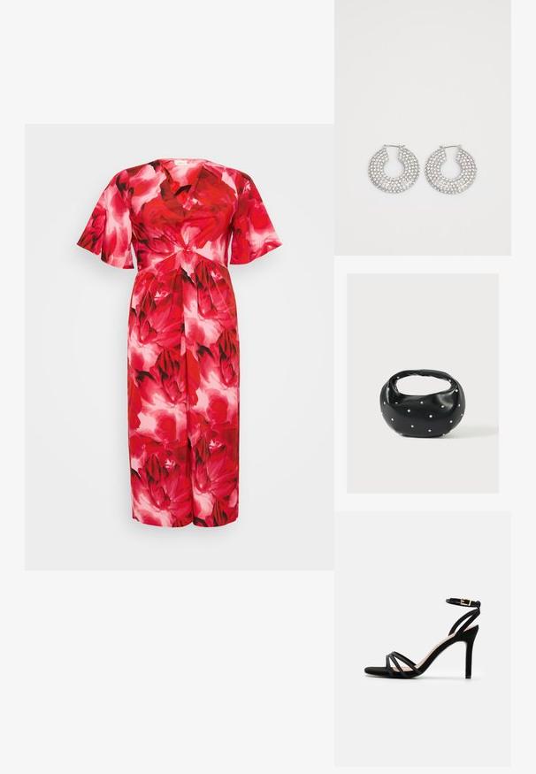 Rød blomsterkjole med V-udskæring, korte flagrende ærmer og en bindebånddetalje i taljen. Glat stof med et dristigt, farverigt mønster.; Anna Field by Zalando Sandaler - black; Sort læderhåndtaske med en rundet form, dekoreret med sølvnitter, og et kort håndtag. Glat tekstur og lynlåslukning.; Sølvøreringe med flere klare krystaludsmykninger, med en struktureret overflade og et åbent rundt design.