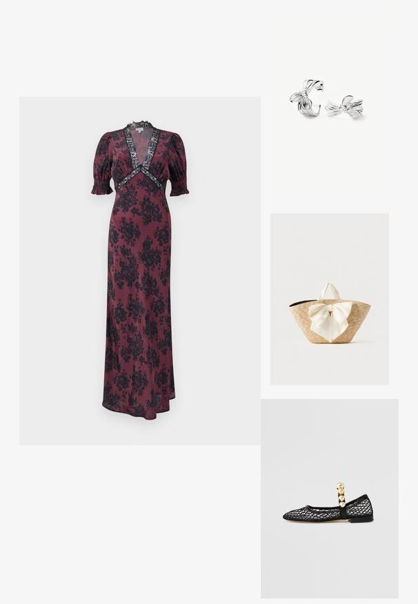 Lang bordeauxrood jurk met zwart bloemenpatroon, met pofmouwen, een diepe V-hals en kanten accenten rond de halslijn en taille.; Souliers Martinez LORENA - Ballerina's met enkelbandjes - black; Gevlochten strooien draagtas met crèmekleurige stoffen handvatten en een grote decoratieve crèmekleurige strik aan de voorkant, op een effen achtergrond.; Zilveren oorbellen in de vorm van een gedraaide knoop met een gladde, gepolijste afwerking, één van opzij en één van voren op een witte achtergrond.