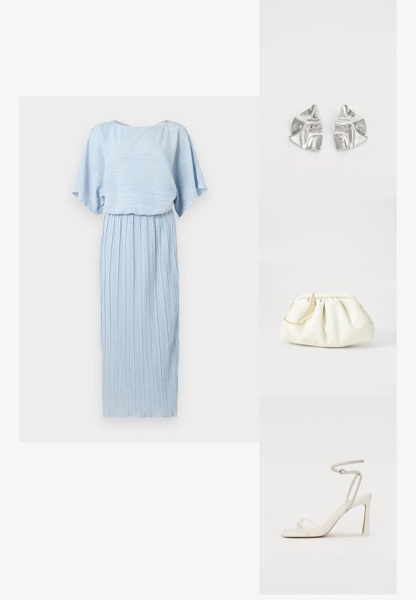 Robe plissée bleu clair avec manches courtes larges et encolure bateau, ornée de fines rayures verticales blanches à pois subtils.; Sandale à talon blanche avec une fine lanière de cheville et deux lanières à l'avant. Texture en cuir lisse avec un orteil carré et un talon brillant.; Sac à main en cuir blanc avec un design plissé, doté d'une bandoulière en chaîne dorée et d'une forme arrondie. Texture lisse avec des plis doux et sans motifs.; Boucles d'oreilles en métal argenté avec un design ondulé et sculptural, présentant une finition polie et des formes irrégulières, mettant en valeur une esthétique contemporaine.