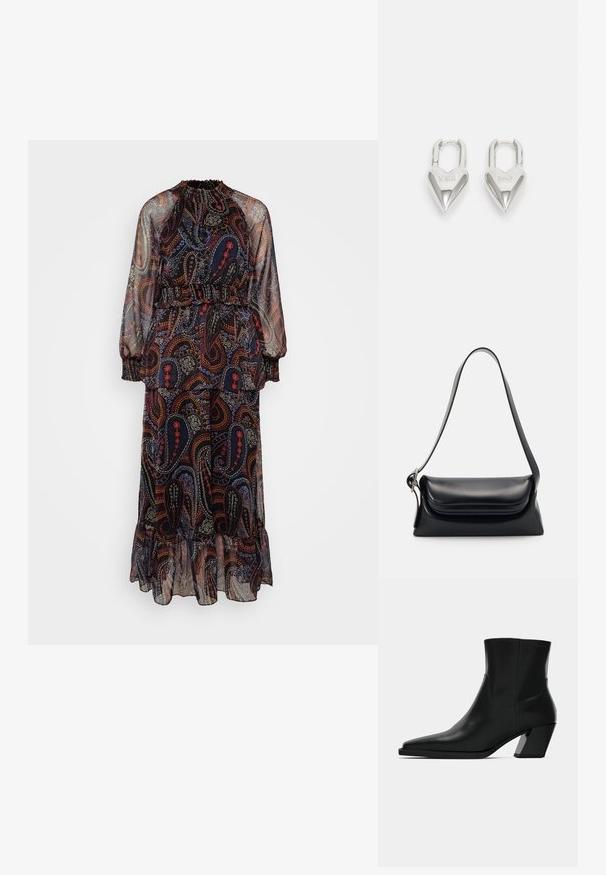 Langes, durchsichtiges Kleid mit Paisleymuster, das dunkelblaue, rote und weiße Akzente aufweist. Ein elastischer Bund und ein Rüschensaum sorgen für Struktur.; Schwarze Leder-Stiefelette mit spitzem Zeh, schlanker Silhouette und klobigem quadratischem Absatz. Glatte Textur mit minimalen Nähdetails.; Schwarze Lederhandtasche mit strukturiertem Design, glatter Textur und einem einzelnen Schulterriemen. Verfügt über ein dezentes, abgerundetes Klappendesign.; Silberne herzförmige Vorhängeschlösser mit eingravierten "JA"- und "NEIN"-Texten, polierte Oberfläche, symmetrisches Design und einem robusten Metallverschluss.